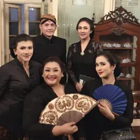 Potret Ongky Alexander Hadiri Kirab 1 Suro Mangkunegaran di Solo Bareng Istri, Ganteng Pakai Beskap