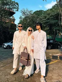 Potret OOTD Selebritis di Idul Adha, Zaskia Adya Mecca Kembaran dengan 6 Anak - Fateh Halilintar Pakai Kaos Timnas