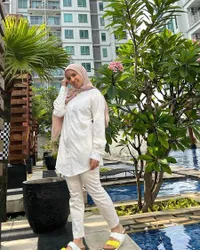 Potret OOTD Tya Ariestya Pasca Berhijab, Buktikan Bisa Tetap Stylish Abis - Tak Segan Pakai Kerudung Pemberian Teman