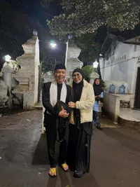 8 Potret Orang Tua Ayu Ting Ting Ziarah ke Makam Sunan Jelang Ramadhan