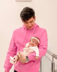 Potret Papa Teuku Ryan Gendong Baby Moana yang Kayak Copy Paste, Lucu dan Menggemaskan - Ekspresinya Jadi Sorotan