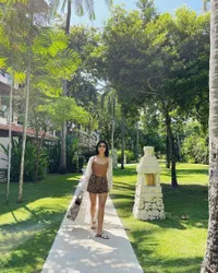 Potret Para Asisten Artis yang Nggak Kalah Hits Sama Bosnya, Kecenya Theresa Wienathan dan Ada Lala - Beberapa Instagram-nya Sudah Centang Biru