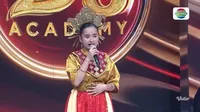 Potret Para Juri dan MC Diajari Nari Oleh Peserta Audisi di Atas Panggung D'Academy 8