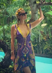 Potret Paris Hilton Bercengkerama Manja Bersama Monyet di Bali