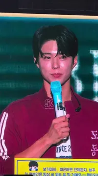 7 Potret Park Bo Gum Ajak Penggemar Tanah Air Nyanyi Lagu RAN 'Dekat di Hati', Modal Chord Piano Udah Bikin Meleleh