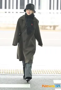 Potret Park Bo Young Tunjukkan Rambut Semi Blonde Saat  di Bandara, Mau Hadiri Paris Fashion Week