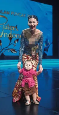 Potret Patricia Gouw Ajak Putri Kecilnya ke Gladi Resik Putri Indonesia 2025, Zoe Tampil Gemas Pakai Kebaya