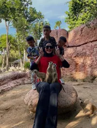 Potret Paula Verhoeven Ajak Main Kiano dan Kenzo ke Kebun Binatang di Bali
