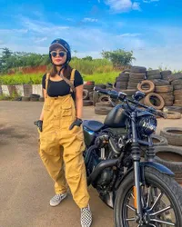 Potret Pedangdut Selvi Kitty Saat Naik Moge, Gayanya Maskulin Banget!