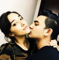 Potret Peluk Cium Mesra Axel Matthew Bersama Pacar Bule Aduhainya