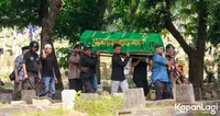 Potret Pemakaman Ayahanda Deswita Maharani, Diiringi Isak Tangis Keluarga