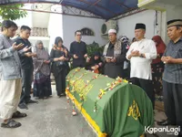 Potret Pemakaman George Taka, Diwarnai Tangis Haru Sang Istri