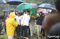 Potret Pemakaman Ibrahim Suami Najwa Shihab, Diguyur Hujan - Satu Liang Lahat dengan Mendiang Anak ke-2