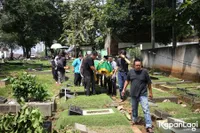 Potret Pemakaman Ibunda Angger Dimas, Diiringi Isak Tangis Keluarga - Dihadiri Tamara Tyasmara