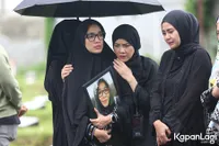 Potret Pemakaman Ibunda Ussy Sulistiawaty, Andhika Pratama Turut Antar ke Liang Lahat - Diiringi Tangis Keluarga