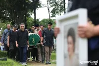 Potret Pemakaman Rahayu Effendy, Dede Yusuf Antar ke Liang Lahat - Diiringi Tangis Keluarga