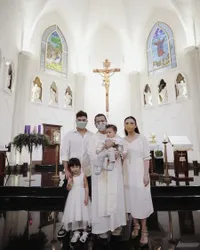 Potret Pembaptisan Dante Anak Chelsea Olivia dan Glenn Alinskie, Sakral Serba Putih - Bahagia Pertama Kali ke Gereja
