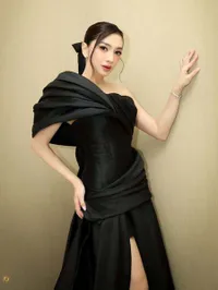 7 Potret Penampilan Angel Karamoy di Indonesian Television Awards 2025, Anggun Bergaun Hitam