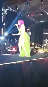 Potret Penampilan Mulan Jameela yang Colorful di Atas Panggung