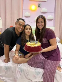 7 Potret Penampilan Sederhana Nia Ramadhani dan Ardie Bakrie Saat Beri Kue Ultah ke Anak, Tanpa Makeup - Pakai Kaos Oblong