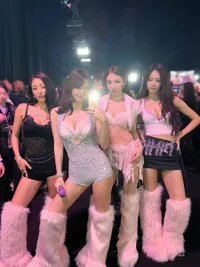 7 Potret Penampilan TWICE di Victoria's Secret Fashion Show 2025, Bawakan This is For dan Strategy Versi OT4
