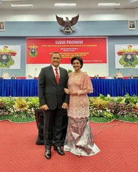 Potret Pengukuhan Gelar Doktor Agus Surya Bakti, Bella Saphira Tampil Cantik - Ungkap Rasa Bangga