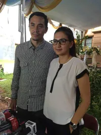 Potret Penuh Haru Donna Agnesia Dipeluk Darius di Pemakaman Ayah