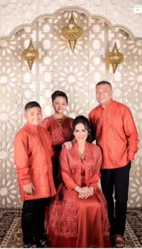 Potret Lebaran 21 Keluarga Artis: Adu Kreasi Dalam Menampilkan Seragam Hari Raya