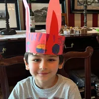 Potret Perayaan Paskah Keluarga Kareena Kapoor, Taimur dan Jeh Menggambar Topi Cute