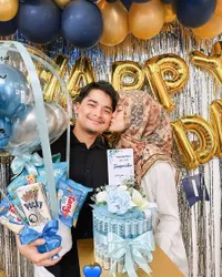 Potret Perayaan Ulang Tahun Alvin Faiz ke-24, Henny Rahman Jilat Pipi Sang Suami 
