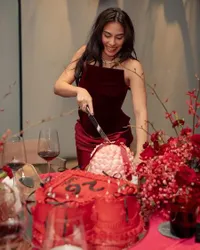 Potret Perayaan Ultah ke-26 Valerie Thomas, Mesra Bareng Rafi Haikal - Serba Merah Sajikan Menu Mewah