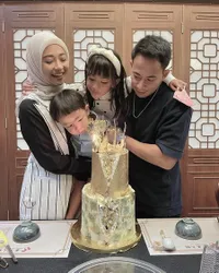 Potret Perayaan Ultah ke-31 Poppy Bunga, Dapat Surat Spesial dari Anak - Sederhana Penuh Haru
