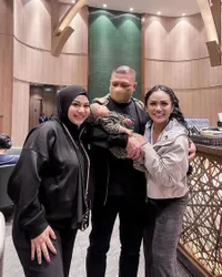 Potret Perdana Raul Lemos Gendong Baby Azura, Antar Cucu Keduanya Pertama Kali Terbang ke Luar Negeri