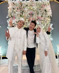 Potret 'Pernikahan' Cut Syifa dan Harris Vriza yang Sweet Banget dengan Dekorasi Bunga dan Baju Serba Putih