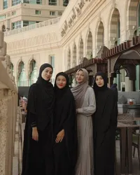 Potret Persahabatan Mahalini, Aaliyah, Sheila Dara, dan Yura Yunita di Mekkah: Cantik Berhijab Syar'i