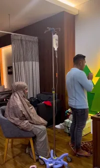 Potret Persiapan Kesha Ratuliu Melahirkan Anak Kedua, Ditemani Keluarga - Salat Sebelum ke Ruang Bersalin