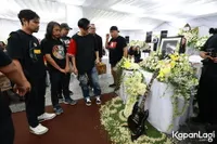 Potret Personel Band Gigi Beri Penghormatan Terakhir Kepada Ricky Siahaan Seringai di Rumah Duka
