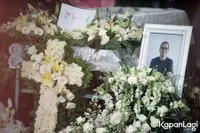 Potret Perwakilan Keluarga Raditya Oloan Gelar Preskon di Pelataran Rumah Duka, Ungkap Kronologi Meninggal - Lokasi Pemakaman