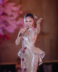 Potret Pesona Yuni Shara Pakai Gaun Cheongsam Modern Bagai Wanita Tiongkok, Cantiknya Tak Seperti Usia 50 Tahun