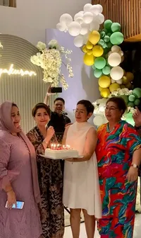 Potret Pesta Ulang Tahun ke-58 Nurul Arifin, Dirayakan Bareng Sahabat Artis Senior - Dari Eva Arnaz Hingga Yessy Gusman