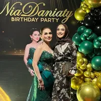 Potret Pesta Ulang Tahun Nia Daniaty Ke-61 Dihadiri Banyak Artis, Gak Kalah Meriah dengan Sweet Seventeen
