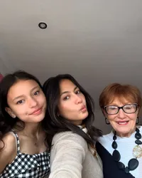 Potret Pevita Pearce Liburan ke Inggris Bareng Adik, Ketemu Oma yang Masih Cantik - Sekeluarga Visual Semua