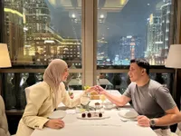 Potret Poppy Bunga Nangis Dapat Surprise Anniversary Pernikahan ke-11 dari Suami, Minuman Sempat Bikin Salfok