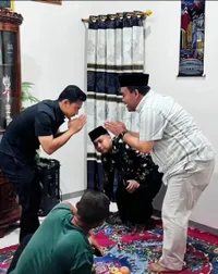 Potret Pratama Arhan Ziarah Makam Ayah, Terlihat Sedih Saat Terima Tamu