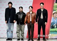 Potret Preskon Varshow 'Reap What You Sow', Lee Kwang Soo dan D.O. EXO Pose Kocak Loncat-Loncatan