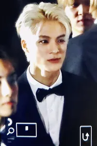 Potret Preview Member NCT 2020 di Red Carpet AAA, Gantengnya Bak Pangeran Vampir: Jeno Blonde Bikin Salah Fokus
