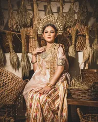Potret Prewedding Masayu Clara dan Qausar Harta, Mewah Pakai Baju Tradisional