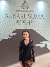 Potret Prilly Latuconsina Ikut Kirab Malam 1 Suro di Mangkunegaran, Cantik Sanggulan