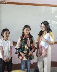 Potret Prilly Latuconsina Mengajar di Pelosok Desa, Tolak Tawaran di Pemerintahan karena Sadar Diri
