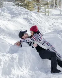 Potret Priyanka Chopra Liburan Bareng Nick Jonas, Baby Malti Nikmati Salju di Pegunungan